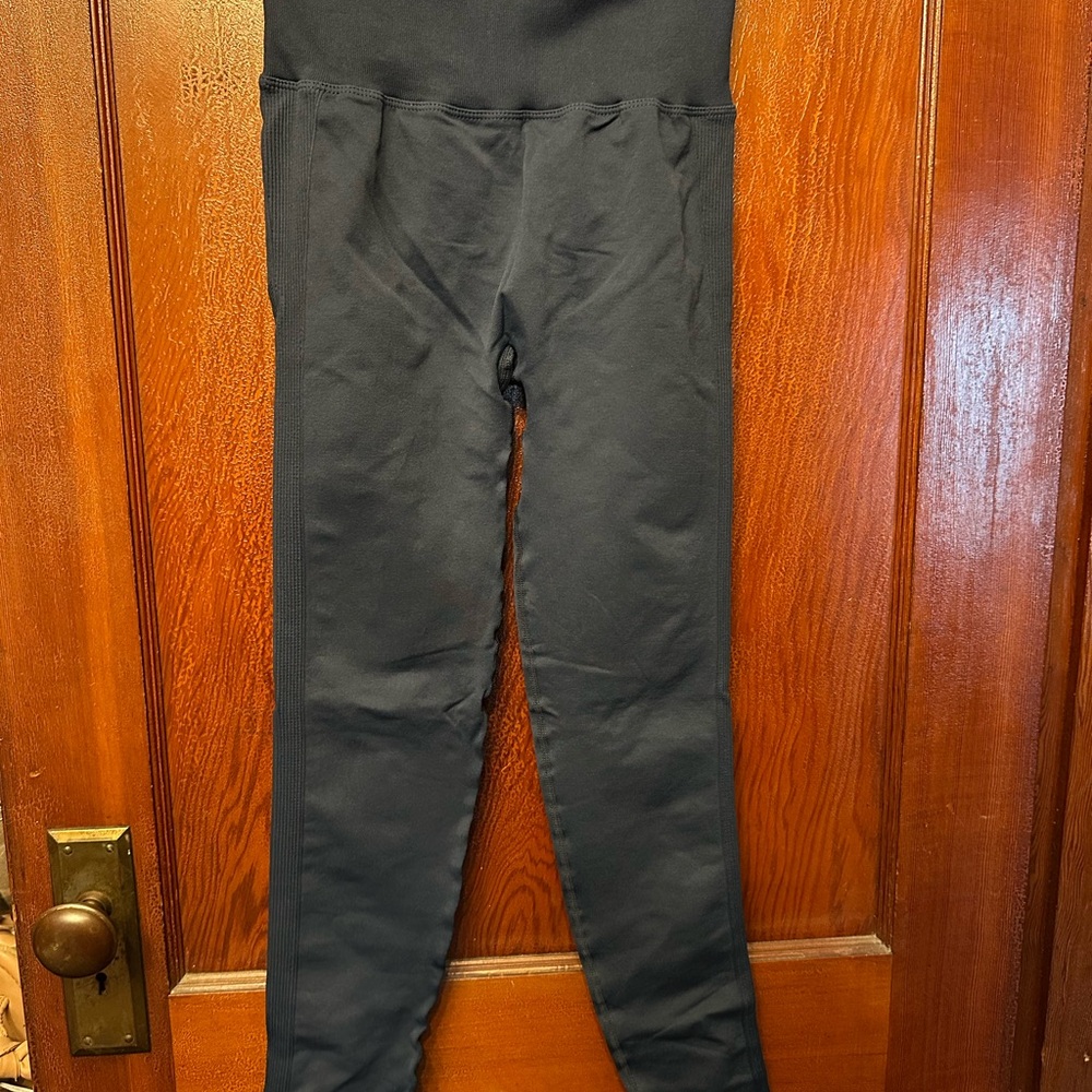 HALARA Seamless flow High-Rise Leggings Sleek and Stretchy - Color: Peacoat
